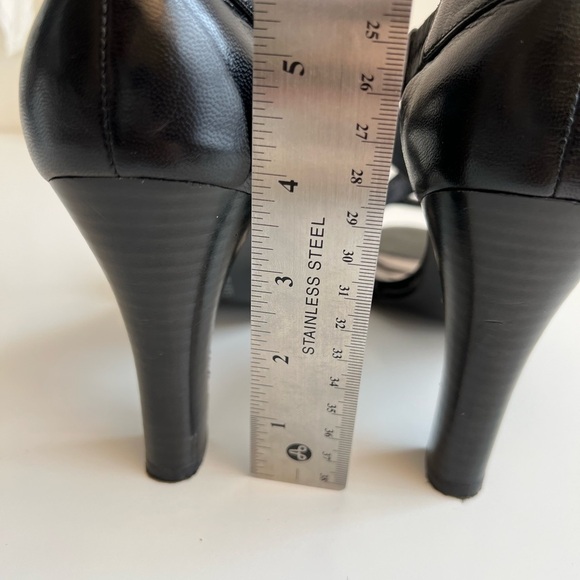 Alfani  Women Black LeatherStrap Sandals - Picture 5 of 10